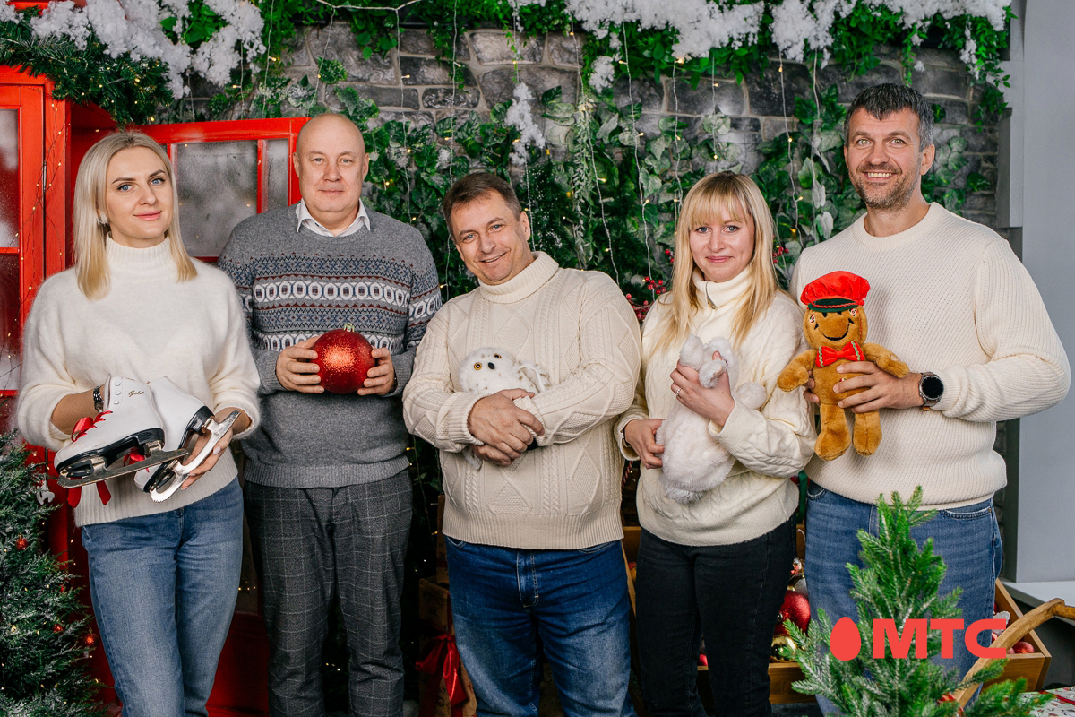 Сжег салютом новую куртку, выследила Деда Мороза, ложусь спать до боя курантов… Устроили предновогоднюю ностальгию вместе с топ-менеджерами и руководителями направлений МТС