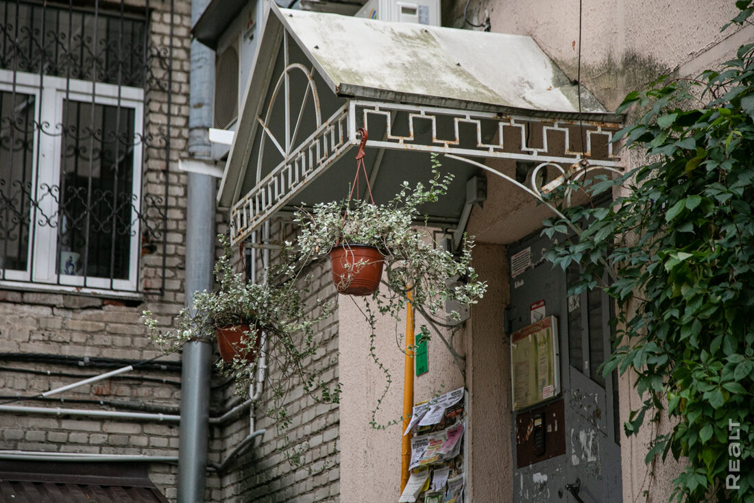 ‎Сейчас так уже не строят. Как живется в самом известном доме на площади Якуба Коласа