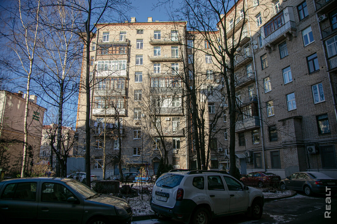 ‎Сейчас так уже не строят. Как живется в самом известном доме на площади Якуба Коласа