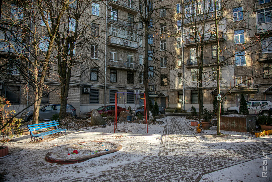 ‎Сейчас так уже не строят. Как живется в самом известном доме на площади Якуба Коласа