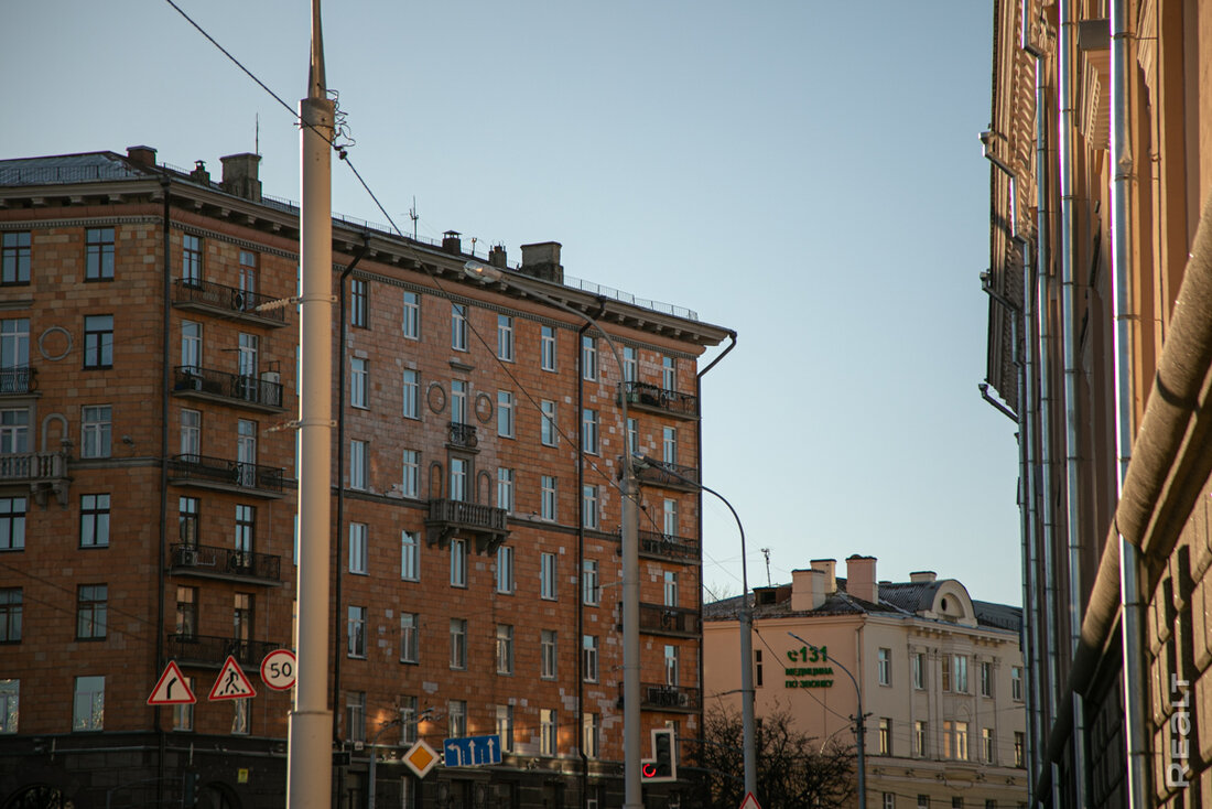 ‎Сейчас так уже не строят. Как живется в самом известном доме на площади Якуба Коласа