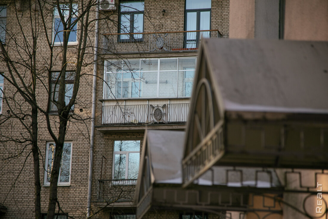 ‎Сейчас так уже не строят. Как живется в самом известном доме на площади Якуба Коласа