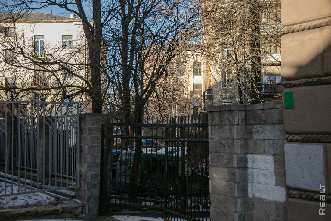 ‎Сейчас так уже не строят. Как живется в самом известном доме на площади Якуба Коласа