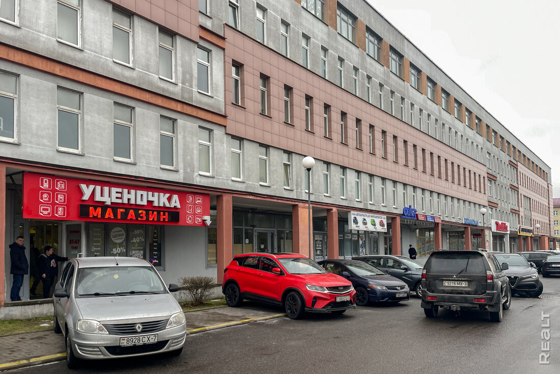 Плита — в два раза дешевле. Сходили в еще один магазин уцененки (там много крупной бытовой техники)