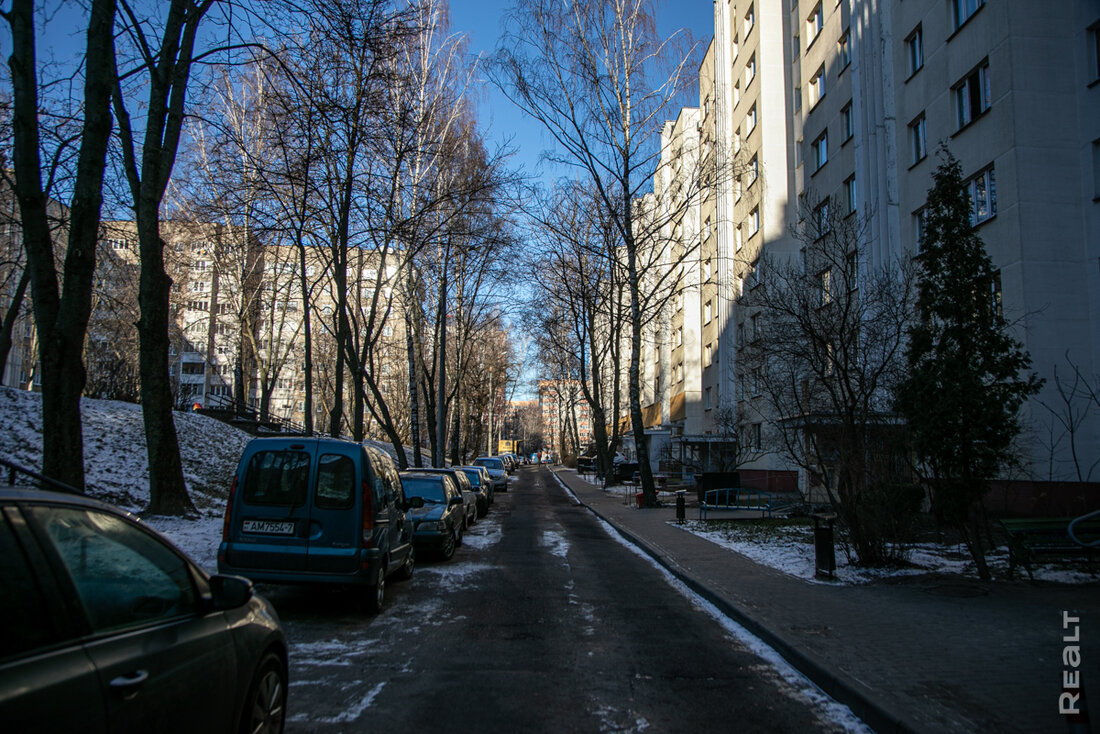 «Квартиры тут продаются быстро». Как живут в панельках возле новой станции метро «Слуцкий гостинец»