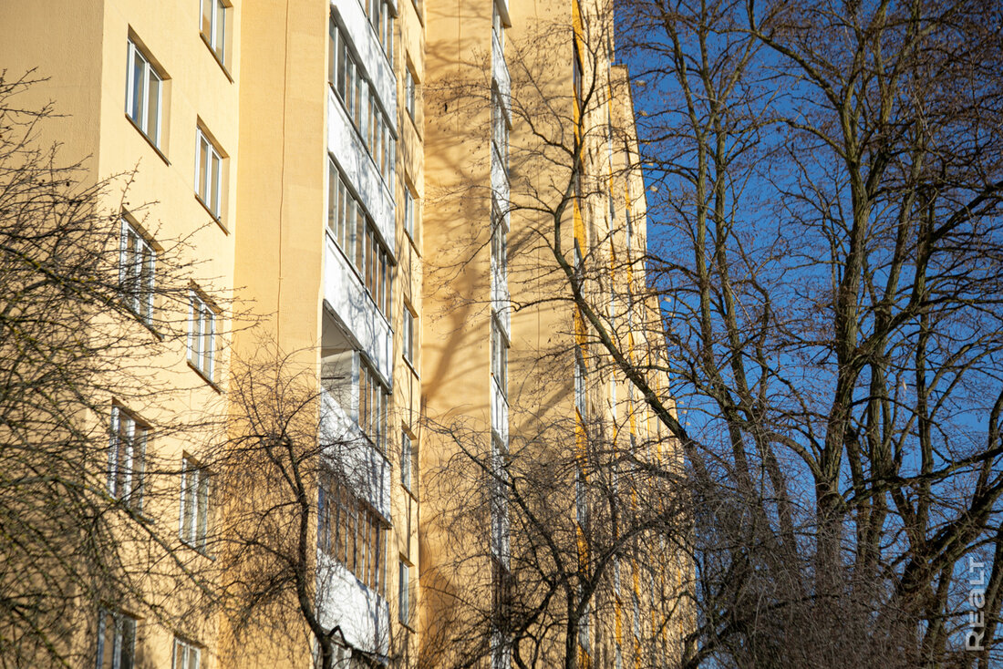 «Квартиры тут продаются быстро». Как живут в панельках возле новой станции метро «Слуцкий гостинец»