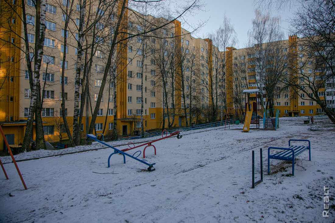 «Квартиры тут продаются быстро». Как живут в панельках возле новой станции метро «Слуцкий гостинец»