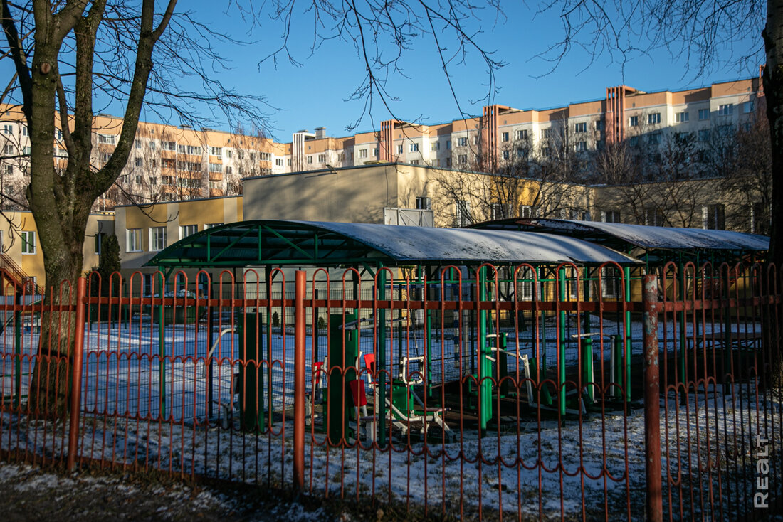 «Квартиры тут продаются быстро». Как живут в панельках возле новой станции метро «Слуцкий гостинец»