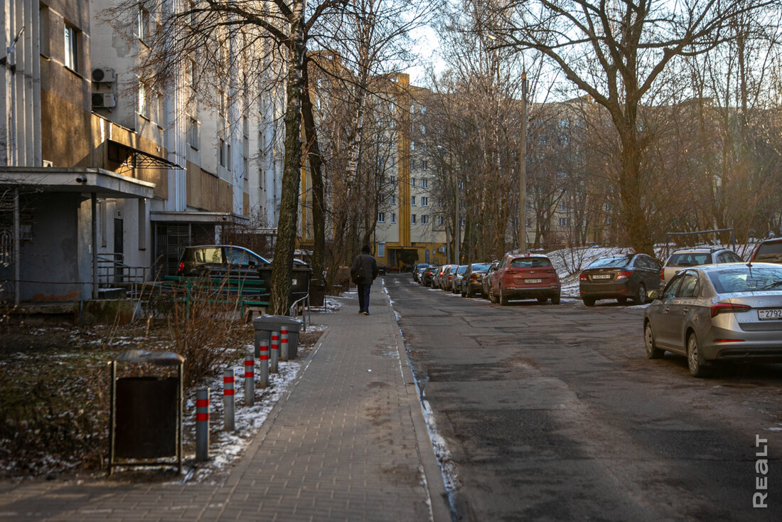 «Квартиры тут продаются быстро». Как живут в панельках возле новой станции метро «Слуцкий гостинец»