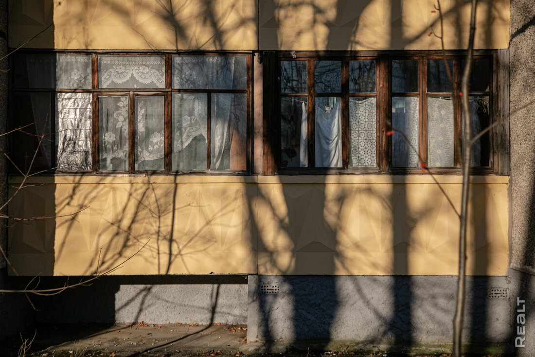 «Квартиры тут продаются быстро». Как живут в панельках возле новой станции метро «Слуцкий гостинец»