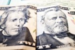 Рубль на взлете: почему курс доллара в Беларуси стал падать