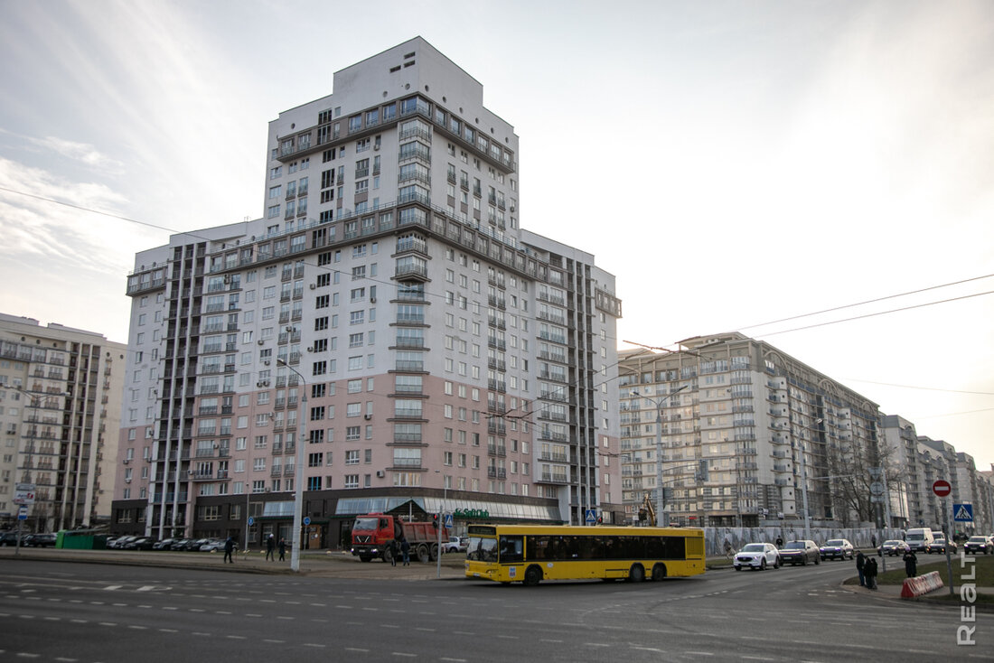 «Самая болевая точка — парковка». Как живется в «воротах Минска» в Уручье