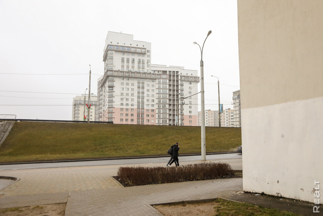 «Самая болевая точка — парковка». Как живется в «воротах Минска» в Уручье