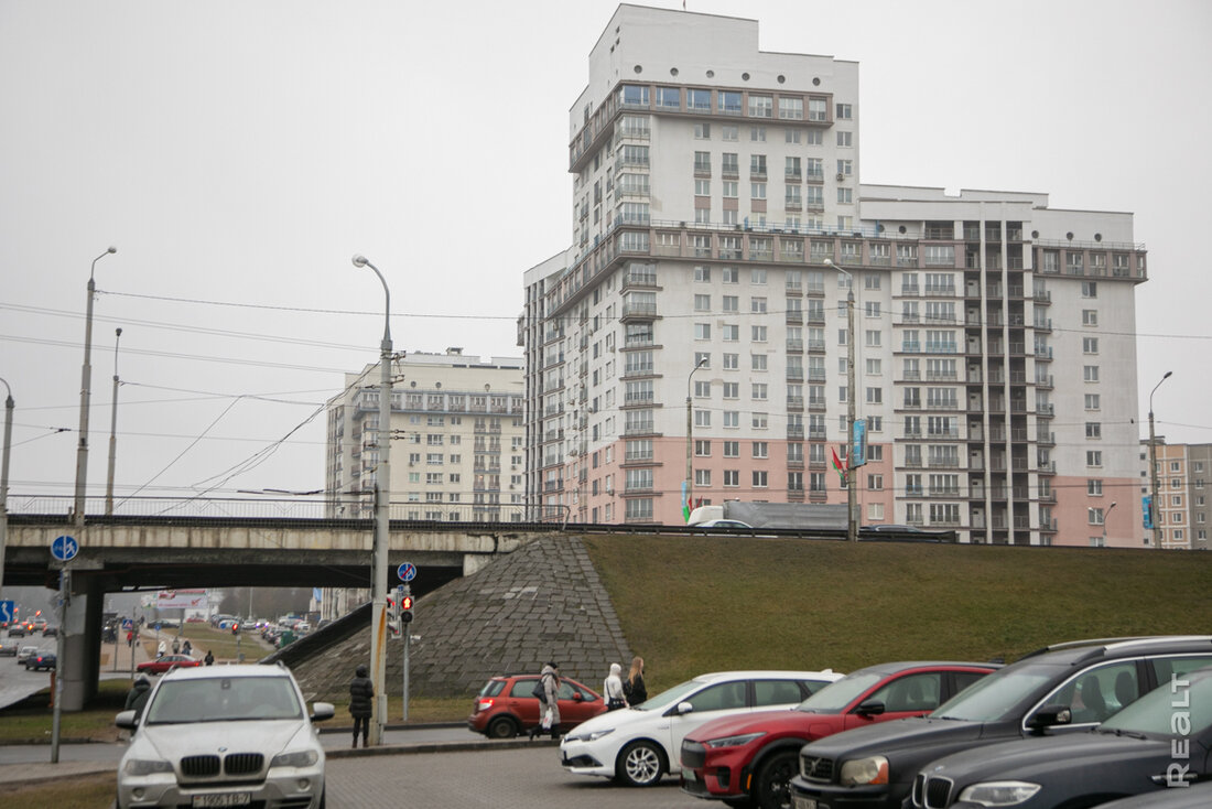 «Самая болевая точка — парковка». Как живется в «воротах Минска» в Уручье