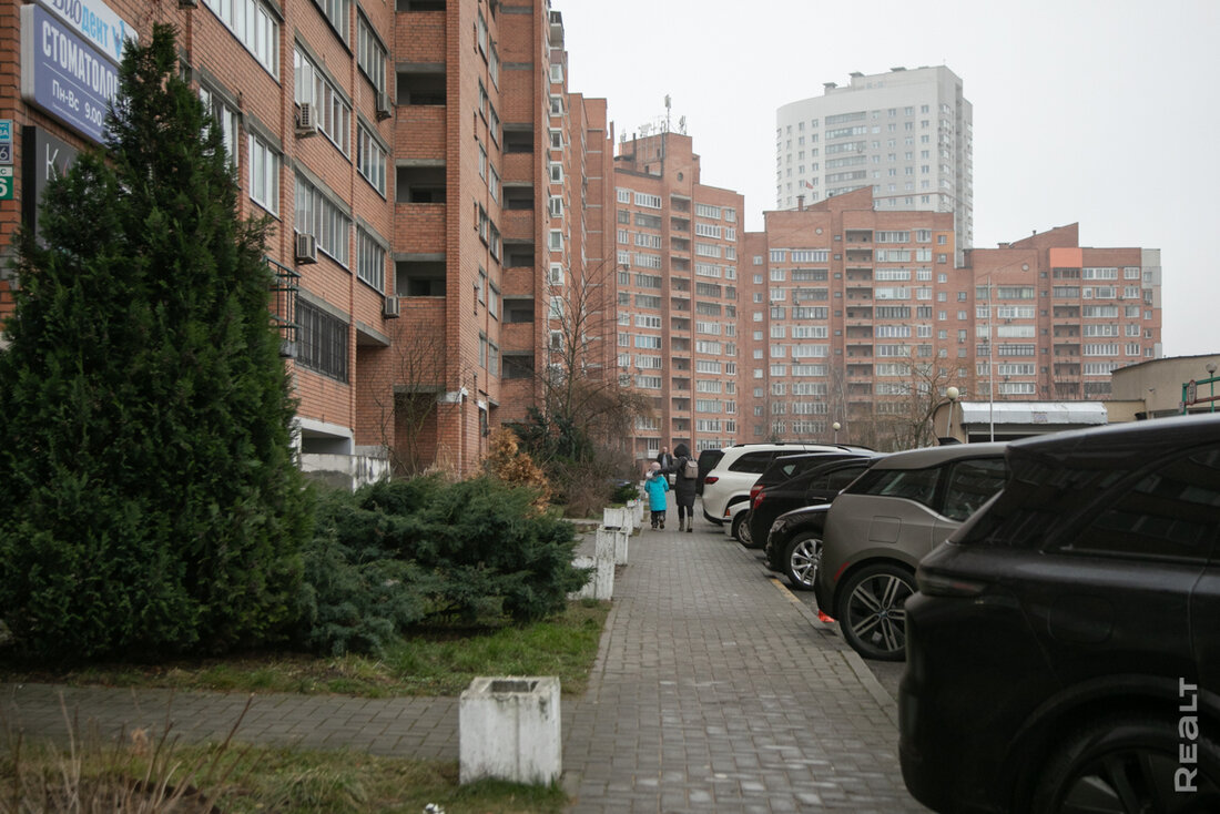 «Самая болевая точка — парковка». Как живется в «воротах Минска» в Уручье