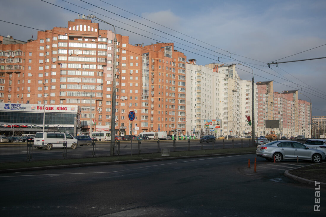 «Самая болевая точка — парковка». Как живется в «воротах Минска» в Уручье