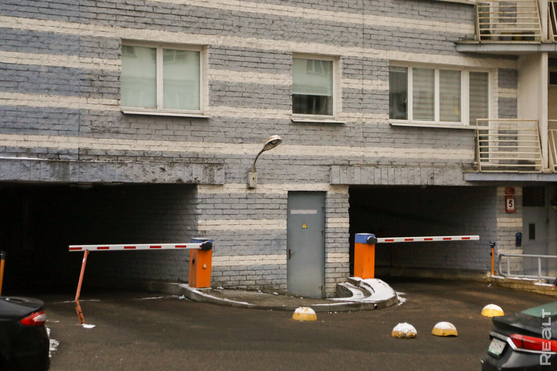 «Самая болевая точка — парковка». Как живется в «воротах Минска» в Уручье