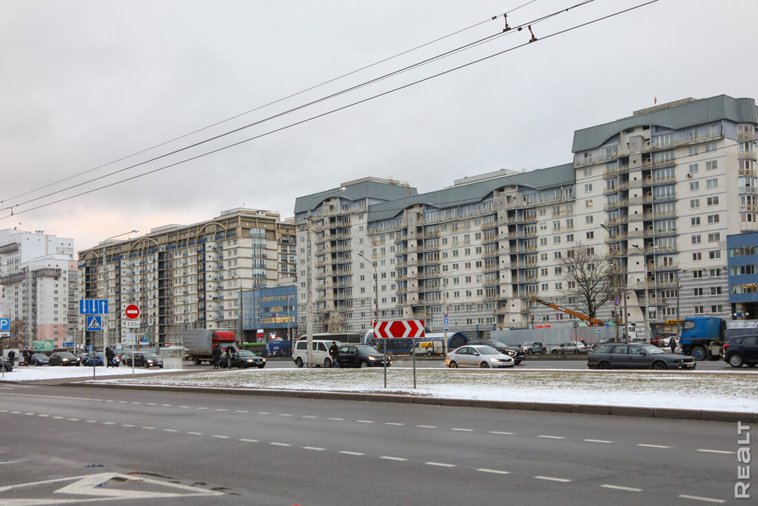 «Самая болевая точка — парковка». Как живется в «воротах Минска» в Уручье