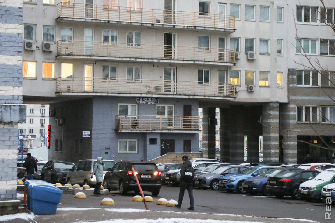 «Самая болевая точка — парковка». Как живется в «воротах Минска» в Уручье