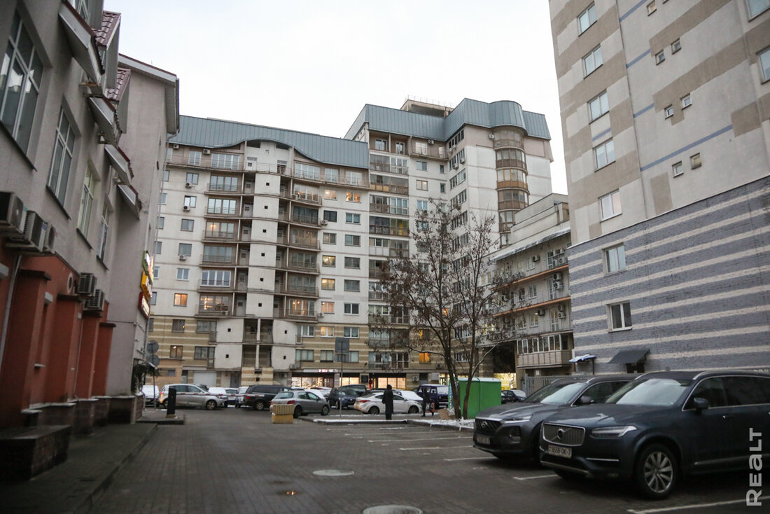 «Самая болевая точка — парковка». Как живется в «воротах Минска» в Уручье