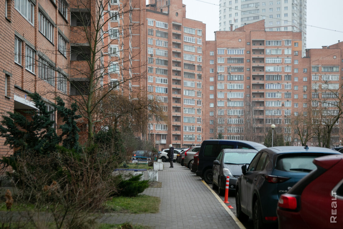 «Самая болевая точка — парковка». Как живется в «воротах Минска» в Уручье