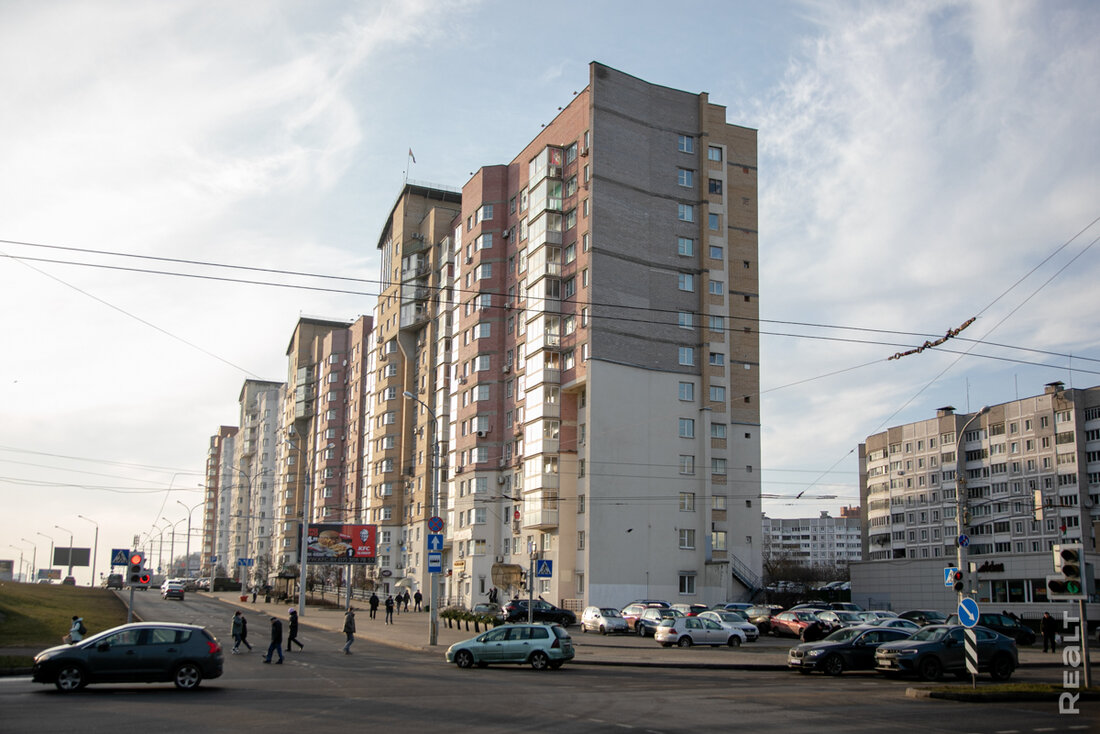 «Самая болевая точка — парковка». Как живется в «воротах Минска» в Уручье