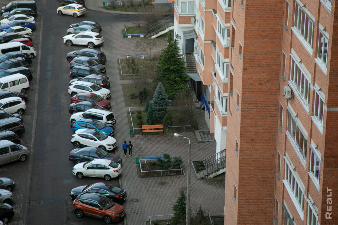 «Самая болевая точка — парковка». Как живется в «воротах Минска» в Уручье