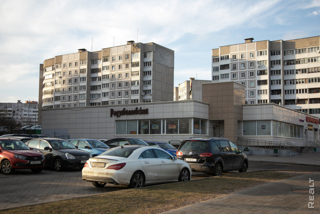 «Самая болевая точка — парковка». Как живется в «воротах Минска» в Уручье