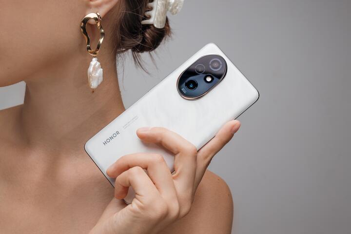 ФОТО: В Беларусь привезли доступные флагманы — смартфоны HONOR 200 и HONOR 200 Pro