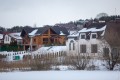 «Продались дома, которые висели пять лет». Эксперты — о том, что происходит с загородкой зимой
