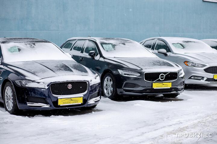 ФОТО: «Дошло до того, что 2-3-летние машины пытаются продать дороже, чем новые». Что происходит на авторынке Беларуси и когда начнут падать цены