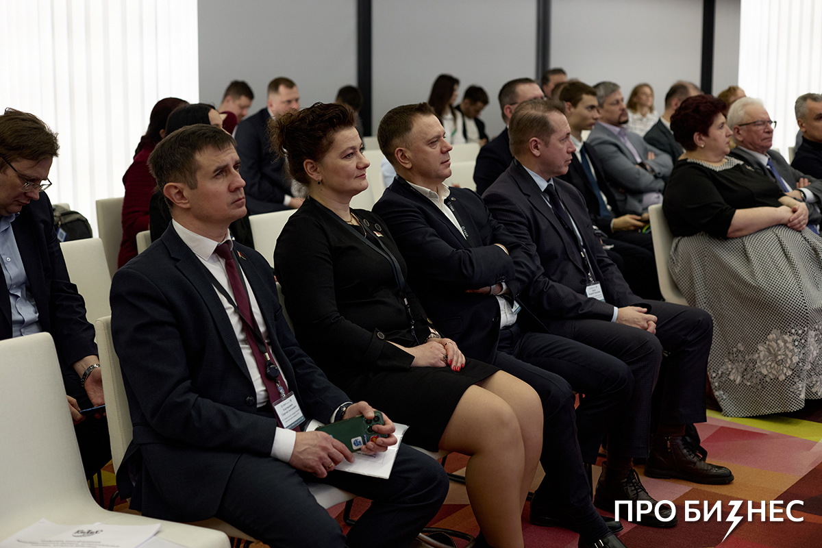 «Чиновник на себя риск не возьмет. Это должен сделать бизнес». Как предприниматели и представители государства обсудили проблемы с цифровизацией экономики