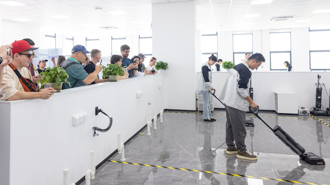 В Китае разработали пылесос с рукой. Что еще мы увидели на производстве Dreame?