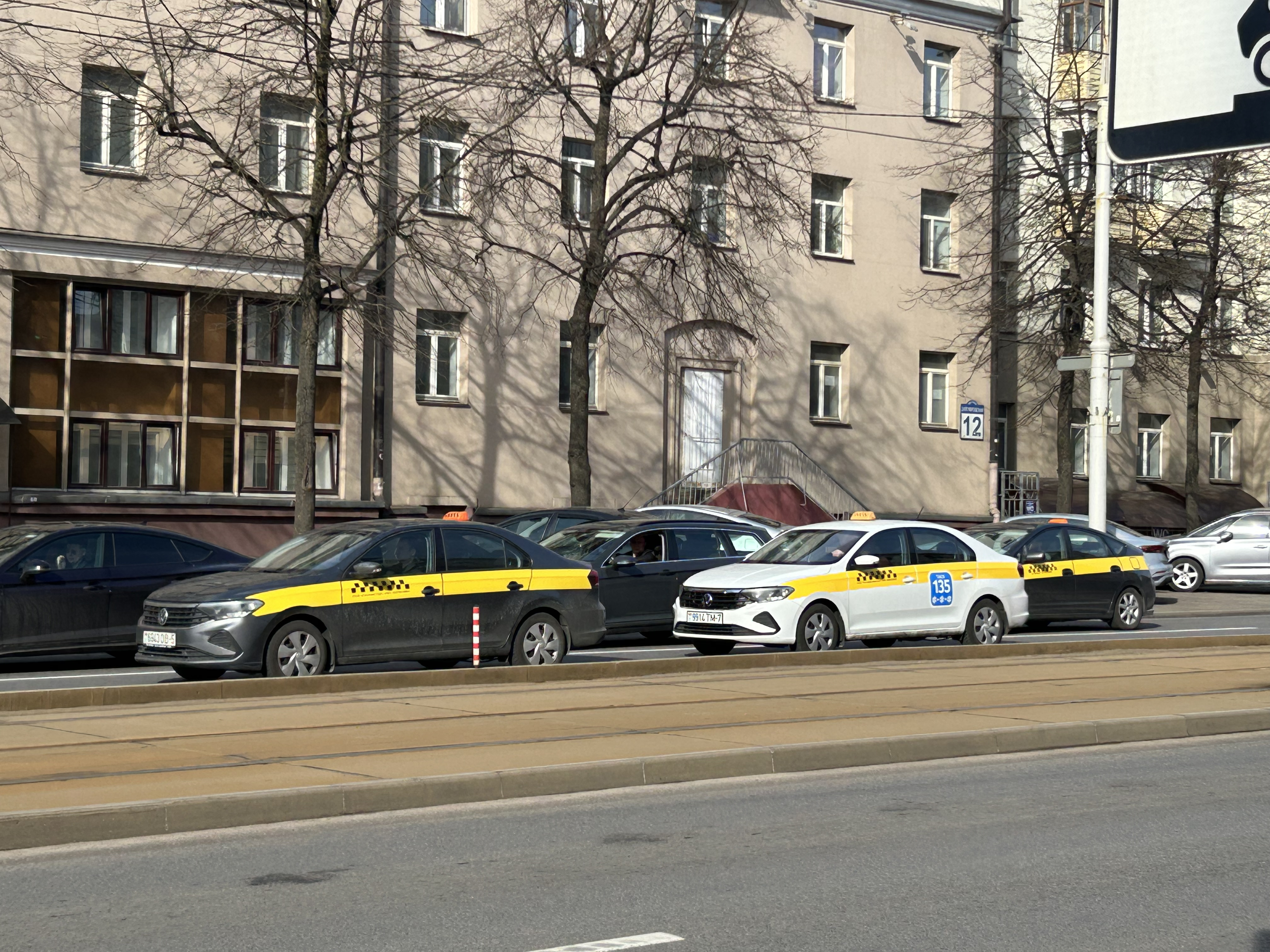 «Водитель в существующей парадигме вообще превратился в раба». Узнали, что происходит на рынке такси