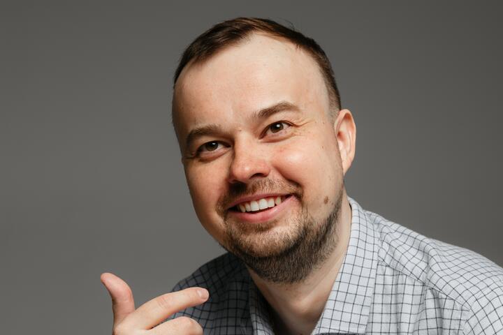 «Мы потеряли трех ценных сотрудников и поняли, что переработки продолжаться не могут». Простой парень смог создать бизнес еще студентом и уже 18 лет развивает компанию с помошью человечности