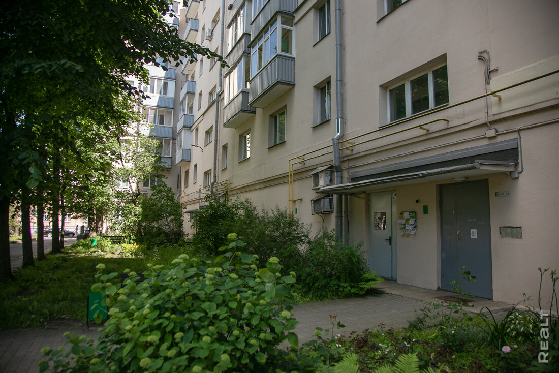 «С соседями мы — как родные люди». Как живется в доме со знаменитым магазином «1000 мелочей»