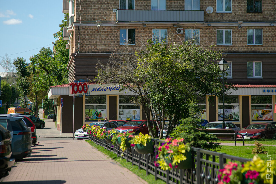 «С соседями мы — как родные люди». Как живется в доме со знаменитым магазином «1000 мелочей»