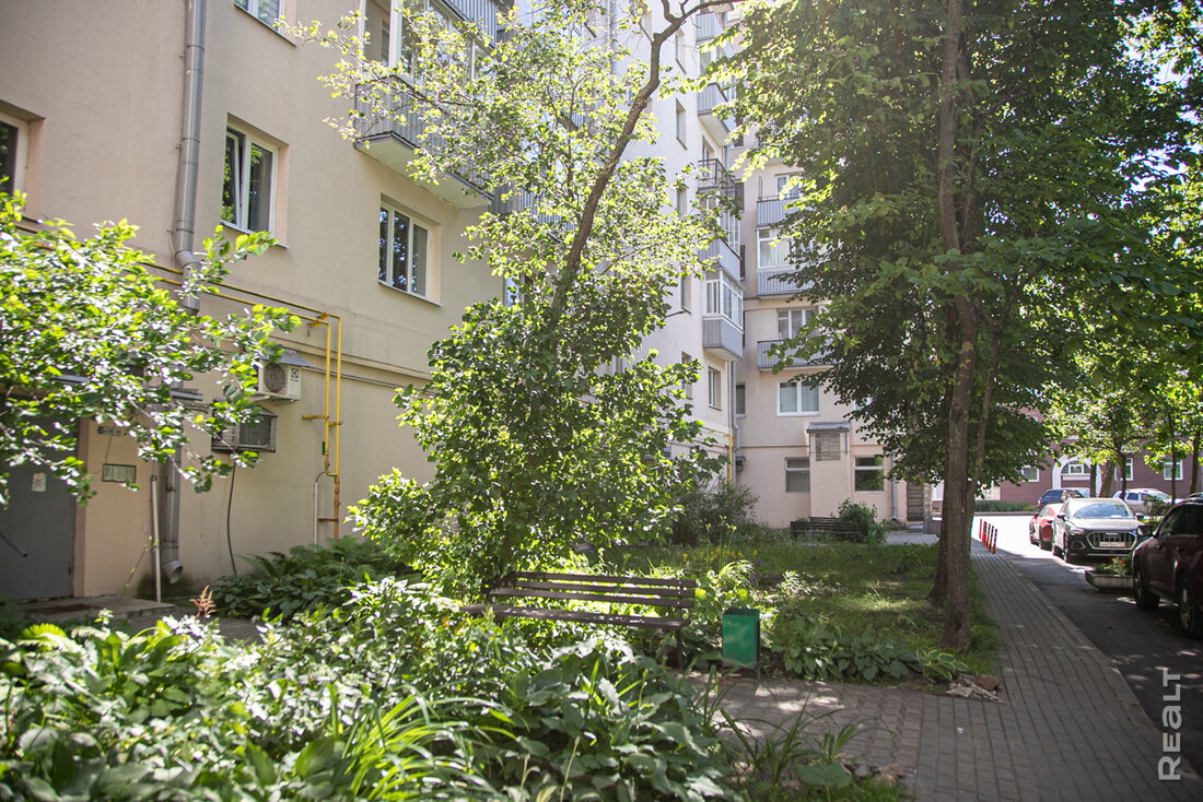 «С соседями мы — как родные люди». Как живется в доме со знаменитым магазином «1000 мелочей»