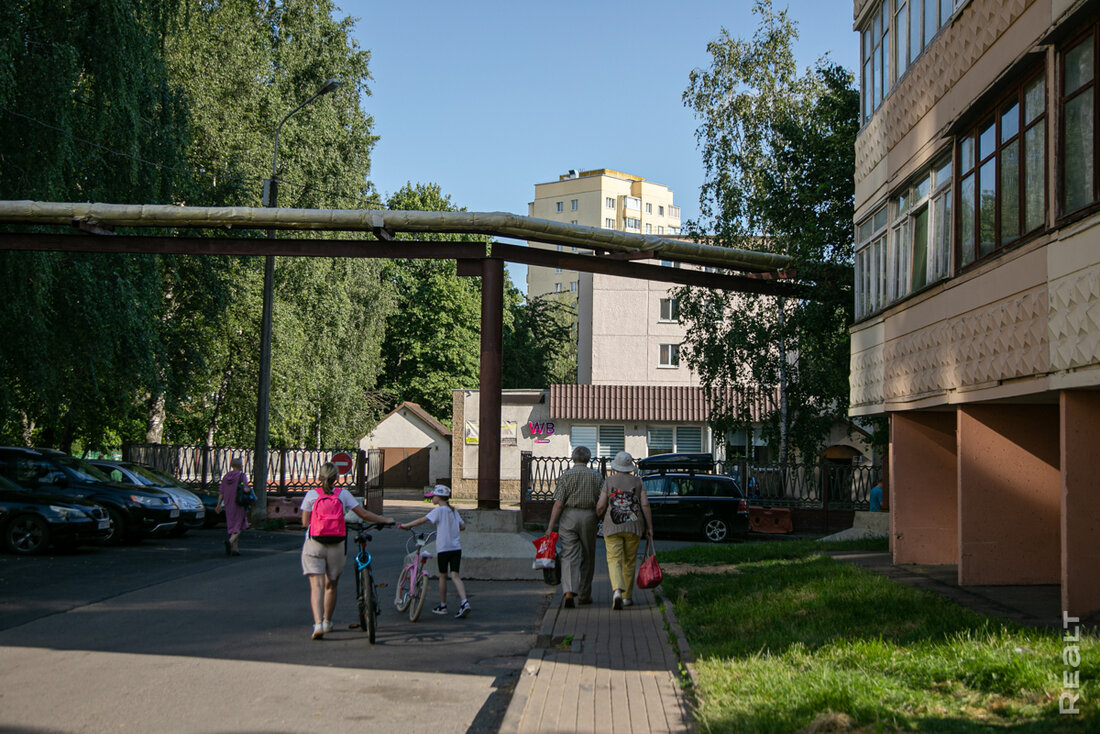 «За стенкой кто-то чихнул – ты услышал». Как живется в советских пятиэтажках в Серебрянке-1