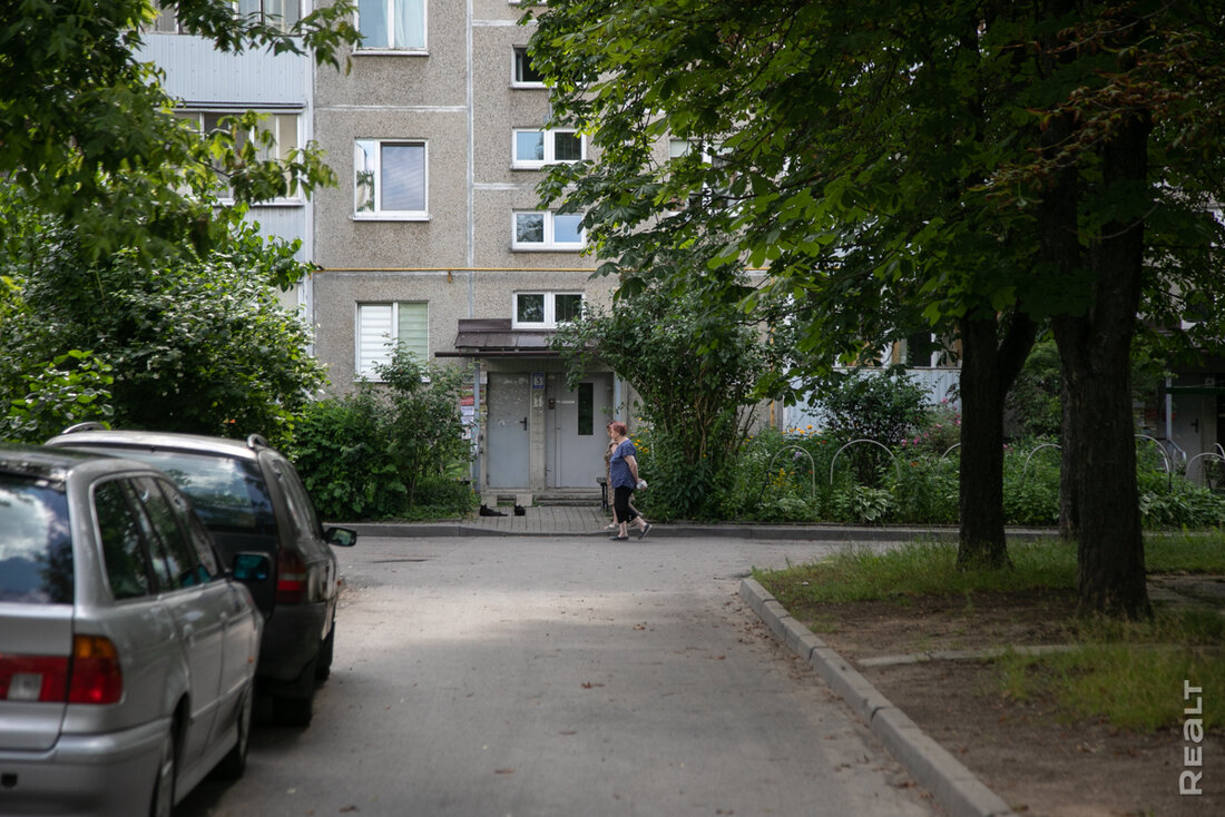 «За стенкой кто-то чихнул – ты услышал». Как живется в советских пятиэтажках в Серебрянке-1