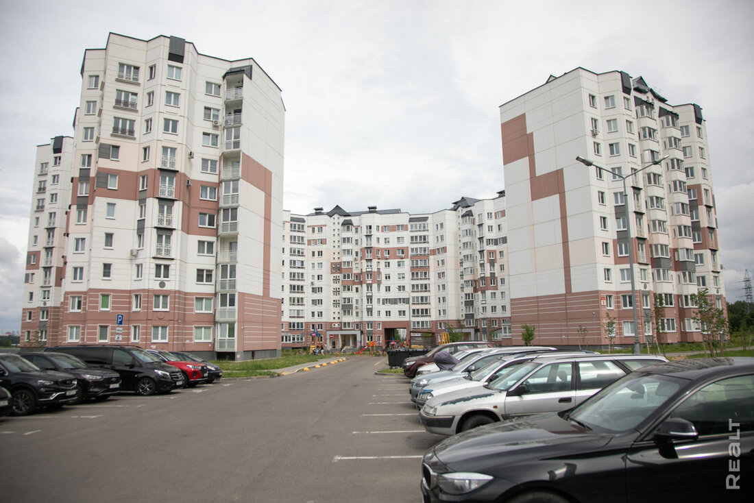 Показываем, как в Лошице строят необычную панельку для всех желающих. А какие квартиры тут еще остались?