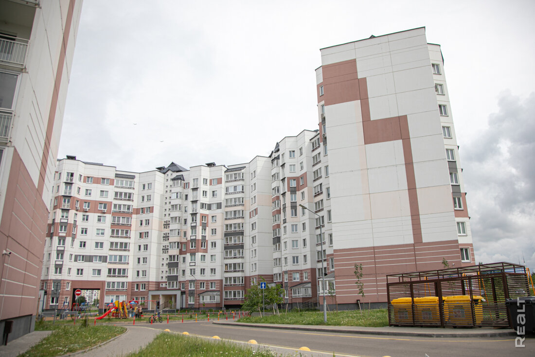 Показываем, как в Лошице строят необычную панельку для всех желающих. А какие квартиры тут еще остались?