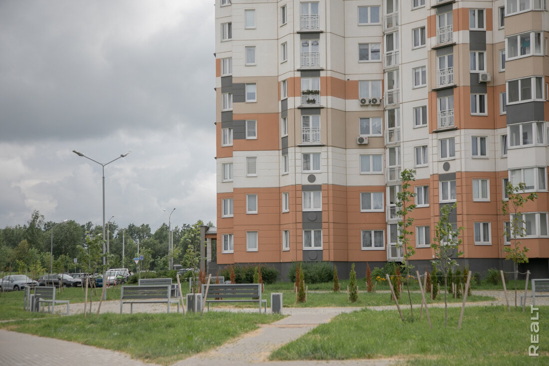 Показываем, как в Лошице строят необычную панельку для всех желающих. А какие квартиры тут еще остались?