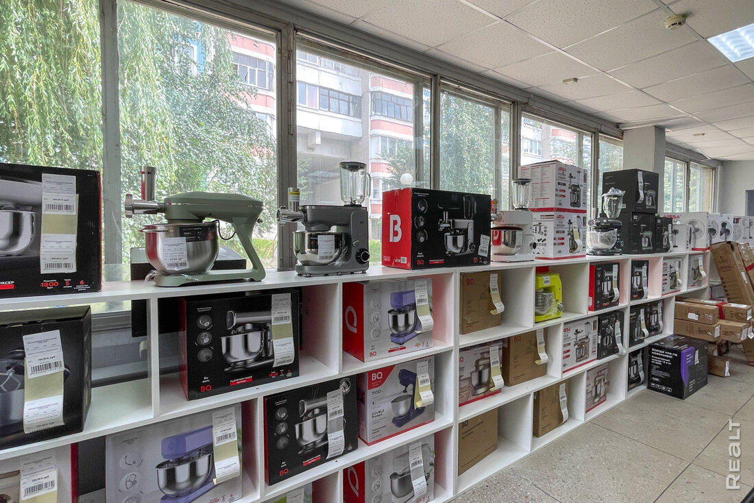 Из-за мятой упаковки — минус почти две тысячи на Dyson. Сходили в новый магазин уцененной техники