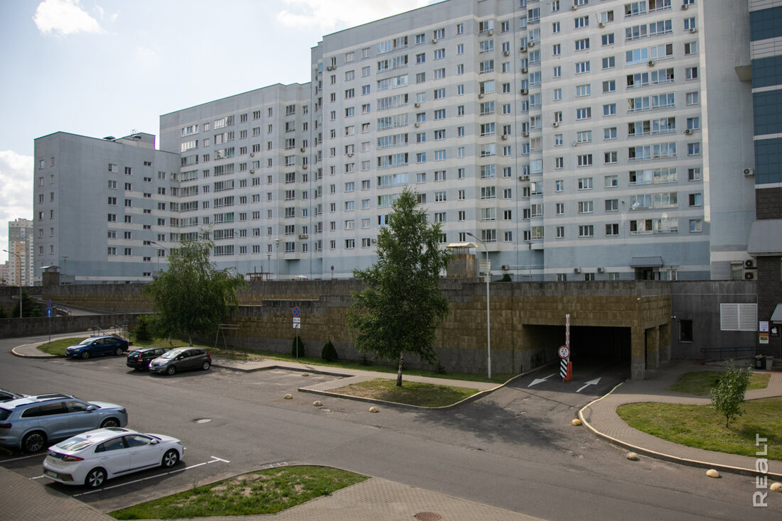 «В другой район – ни за что в жизни». Как живется в тех самых голубых домах в Лебяжьем
