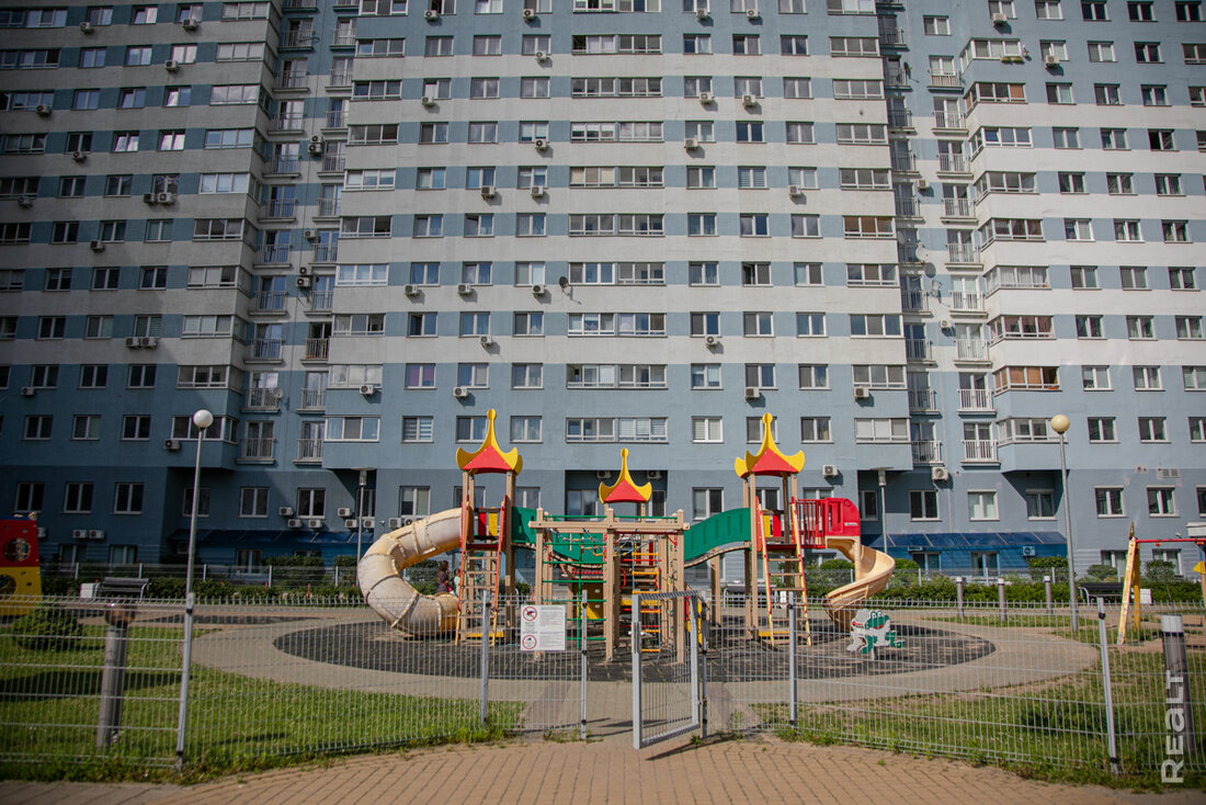 «В другой район – ни за что в жизни». Как живется в тех самых голубых домах в Лебяжьем