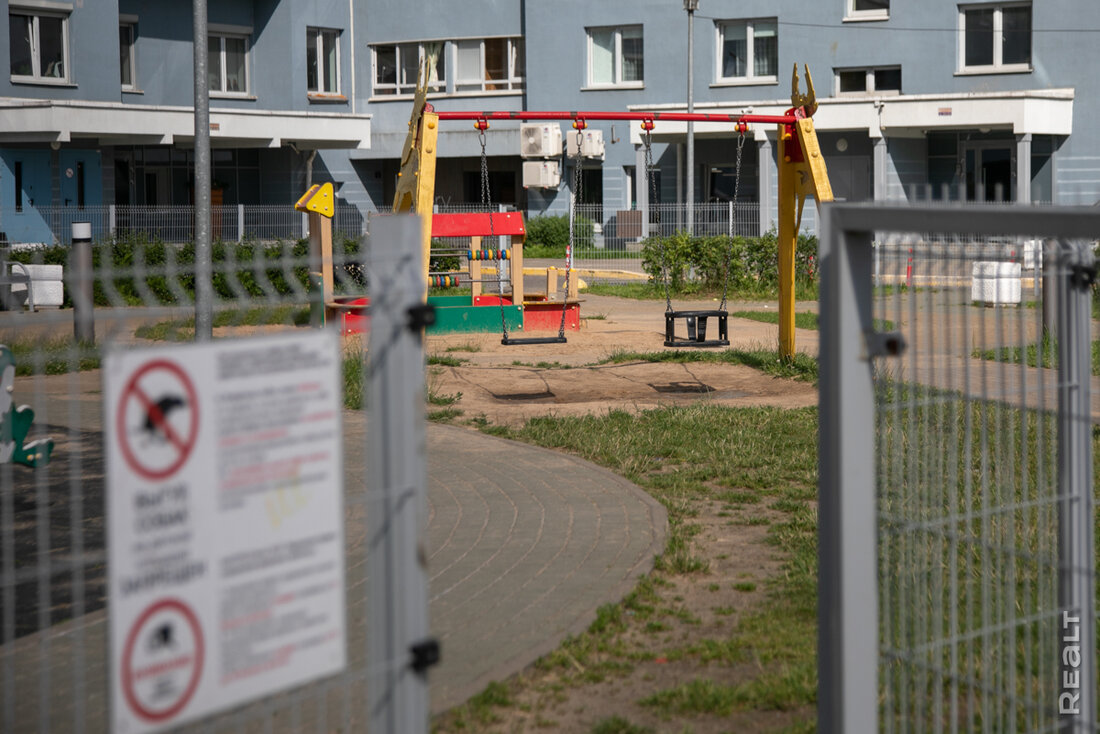 «В другой район – ни за что в жизни». Как живется в тех самых голубых домах в Лебяжьем