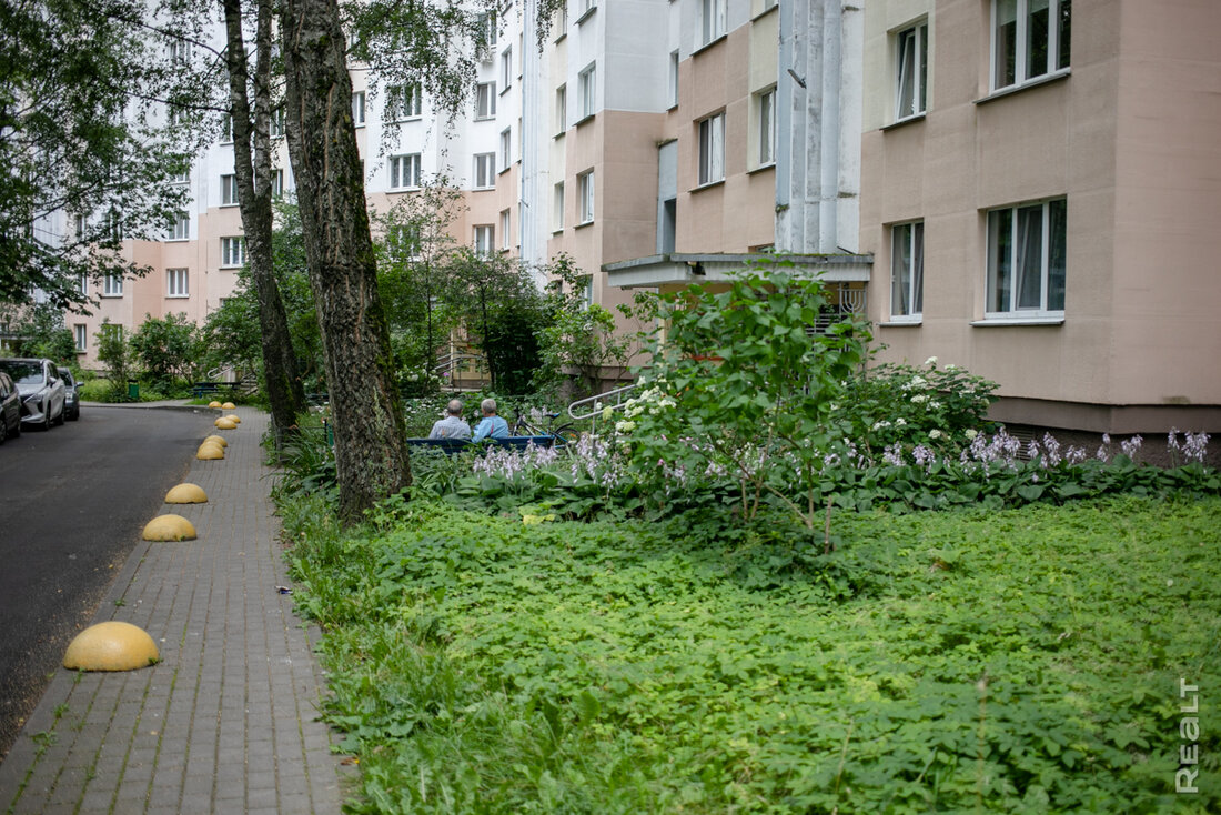 «Здесь будто находишься на природе, а не в городе». Как живется в панельках в Юго-Западе