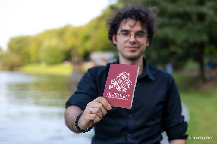 ФОТО: От термоядерного синтеза к туристическому хиту: история создателя «Пашпарта Вандроўніка», который монетизировал любовь к Беларуси