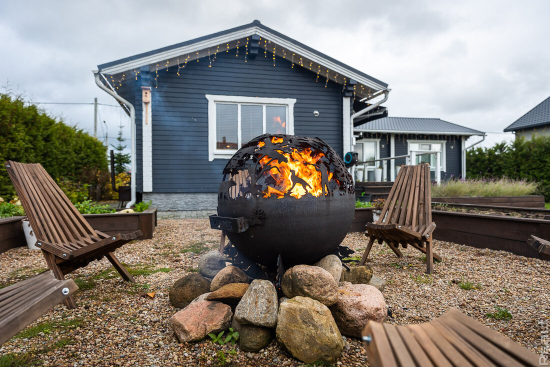 Прогрев с 40−45 градусов, травяные ароматы, качели с сеном. Как семья построила баню и превратила это в бизнес